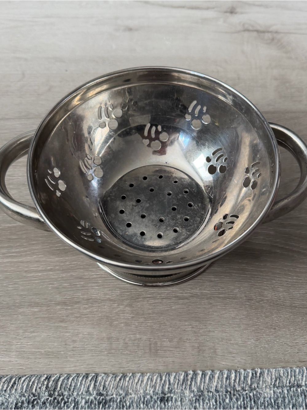 Stainless steel colander with 2 handles and a raised base